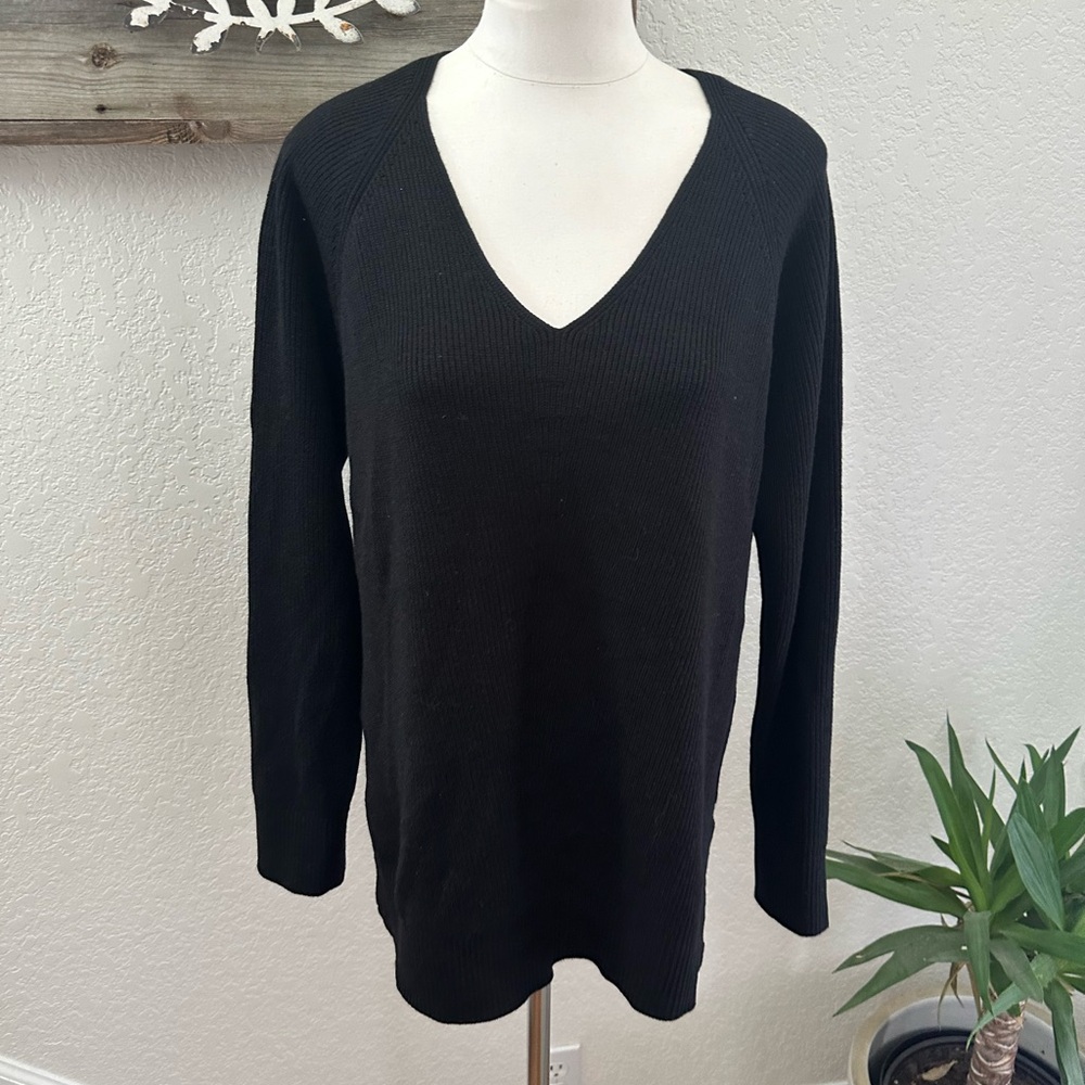 Athleta Black Knit V-neck Sweater‎ ladies size Large